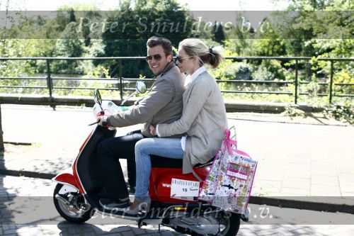 Amsterdam 12 mei 2009
Het blad Grazia organiseert samen met vespa scooters een leuke rally door amsterdam heen. Winston Gerschtanowitz en Renate Verbaan
Peter Smulders bv