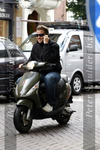 Amsterdam 13 augustus 2008
Winston Gerschtanowitz p zijn vespa scooter met gsm.
Peter Smulders bv