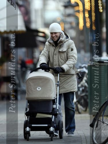 Amsterdam 15 januari 2009
Winston Gerschtanowitz  achter de kinderwagen met daarin Julian.
Peter Smulders bv