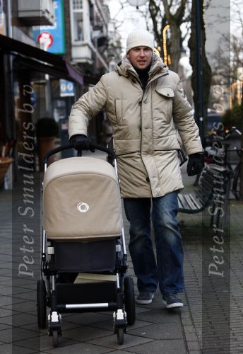 Amsterdam 15 januari 2009
Winston Gerschtanowitz  achter de kinderwagen met daarin Julian.
Peter Smulders bv
