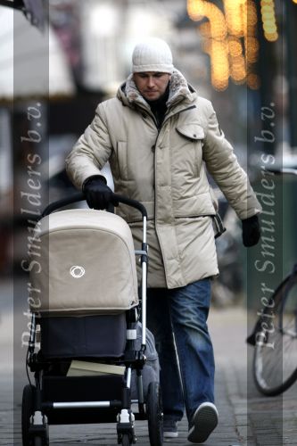 Amsterdam 15 januari 2009
Winston Gerschtanowitz  achter de kinderwagen met daarin Julian.
Peter Smulders bv