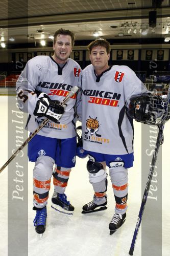 Amsterdam 21 maart 2009
RTL ewn SBS 6 ijshockeyen tegen elkaar op de Jaap Eden baan. Martijn Krabbe en Winston Gerschtanowitz
Peter Smulders bv