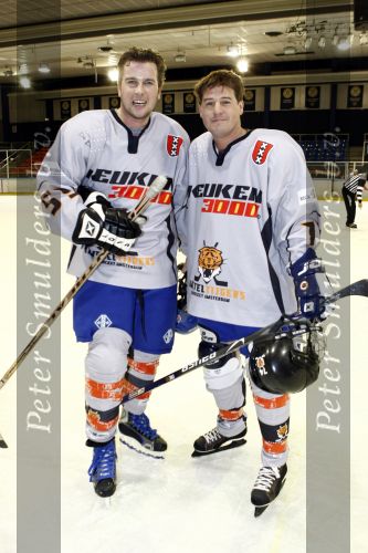Amsterdam 21 maart 2009
RTL ewn SBS 6 ijshockeyen tegen elkaar op de Jaap Eden baan. Martijn Krabbe en Winston Gerschtanowitz
Peter Smulders bv