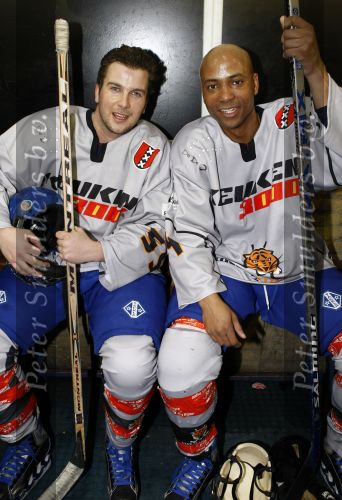 Amsterdam 21 maart 2009
RTL ewn SBS 6 ijshockeyen tegen elkaar op de Jaap Eden baan. humberto tan met Winston Gerschtanowitz
Peter Smulders bv