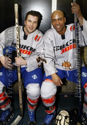 Amsterdam 21 maart 2009
RTL ewn SBS 6 ijshockeyen tegen elkaar op de Jaap Eden baan. humberto tan met Winston Gerschtanowitz
Peter Smulders bv