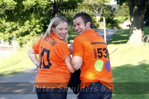 Basel 21 juni 2008
Nederland speelt in de kawrt finale op de ek tegen Rusland. In Basel lopen 150000 supporters van Nederland en maken er een feestje van. Winston Gerschtanowitz met zijn zwangere vriendin Renate Verbaan