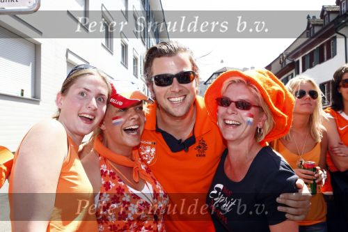 Basel 21 juni 2008
Nederland speelt in de kawrt finale op de ek tegen Rusland. In Basel lopen 150000 supporters van Nederland en maken er een feestje van. Winston Gerschtanowitz