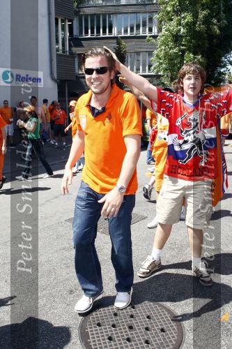 Basel 21 juni 2008
Nederland speelt in de kawrt finale op de ek tegen Rusland. In Basel lopen 150000 supporters van Nederland en maken er een feestje van. Winston Gerschtanowitz met zijn zwangere vriendin Renate Verbaan