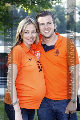 Basel 21 juni 2008
Nederland speelt in de kawrt finale op de ek tegen Rusland. In Basel lopen 150000 supporters van Nederland en maken er een feestje van. Winston Gerschtanowitz met zijn zwangere vriendin Renate Verbaan