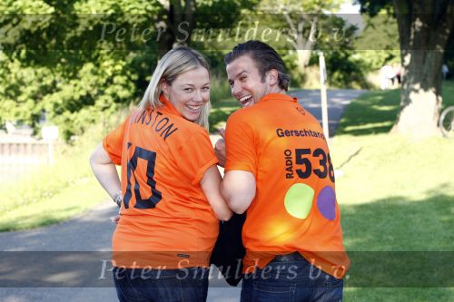 Basel 21 juni 2008
Nederland speelt in de kawrt finale op de ek tegen Rusland. In Basel lopen 150000 supporters van Nederland en maken er een feestje van. Winston Gerschtanowitz met zijn zwangere vriendin Renate Verbaan