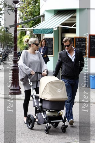 Amsterdam 25 augustus 2008
Winston Gerschtanowitz en Renate Verbaan vor het eerst buiten aan het wandelen met hun zoon Julian.
Peter Smulders bv
