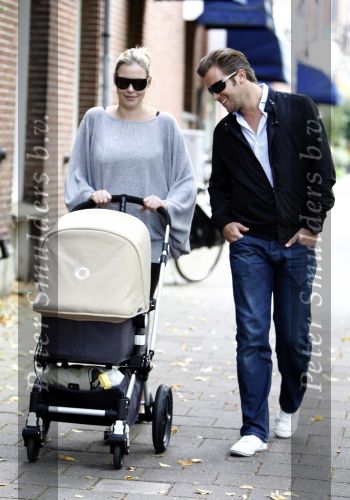 Amsterdam 25 augustus 2008
Winston Gerschtanowitz en Renate Verbaan vor het eerst buiten aan het wandelen met hun zoon Julian.
Peter Smulders bv