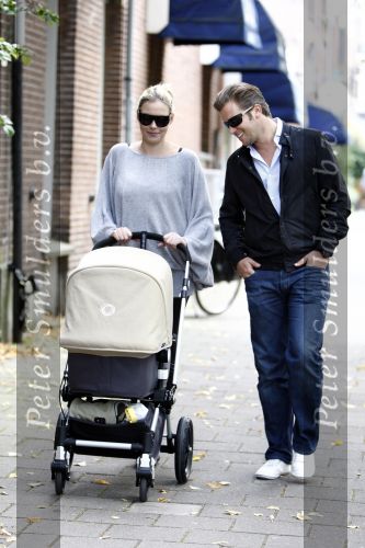 Amsterdam 25 augustus 2008
Winston Gerschtanowitz en Renate Verbaan vor het eerst buiten aan het wandelen met hun zoon Julian.
Peter Smulders bv