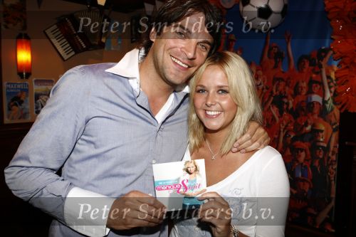 Volendam 5 juni 2008
Presentatie cd Monique Smit  in cafe de vrijheid. Xander de Buisonje reikt hem uit.