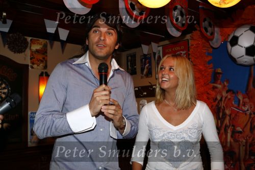 Volendam 5 juni 2008
Presentatie cd Monique Smit  in cafe de vrijheid. 
Xander de Buisonje reikt hem uit