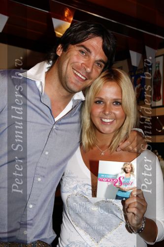 Volendam 5 juni 2008
Presentatie cd Monique Smit  in cafe de vrijheid. 
Xander de Buisonje reikt hem uit