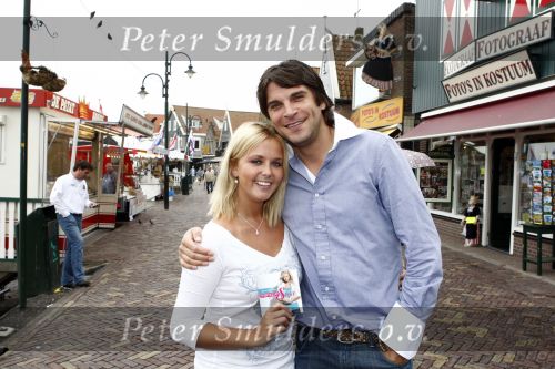 Volendam 5 juni 2008
Presentatie cd Monique Smit  in cafe de vrijheid. 
Xander de Buisonje reikt hem uit