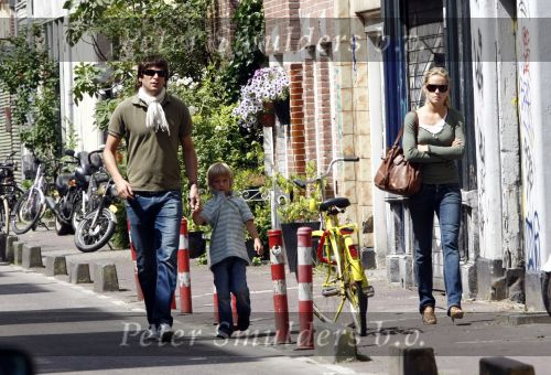 Amsterdam 11 juni 2008
Xander de Buisonje met zijn zoontje Sem v Dijk en vriendin Sophie aan het winkelen bij de albert Cuypstraat.