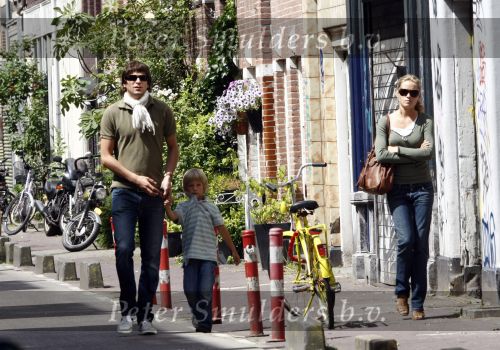 Amsterdam 11 juni 2008
Xander de Buisonje met zijn zoontje Sem v Dijk en vriendin Sophie aan het winkelen bij de albert Cuypstraat.