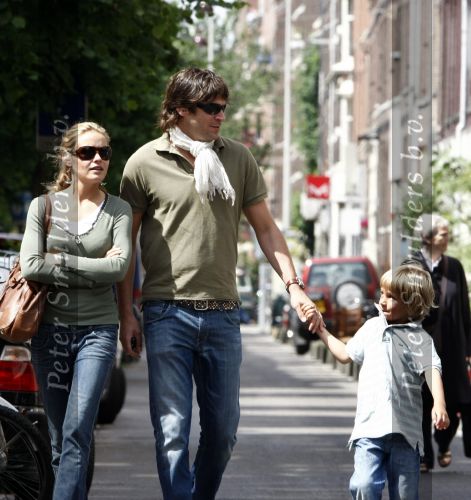 Amsterdam 11 juni 2008
Xander de Buisonje met zijn zoontje Sem v Dijk en vriendin Sophie aan het winkelen bij de albert Cuypstraat.