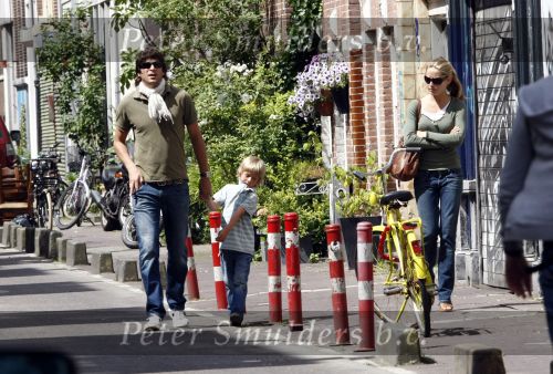 Amsterdam 11 juni 2008
Xander de Buisonje met zijn zoontje Sem v Dijk en vriendin Sophie aan het winkelen bij de albert Cuypstraat.