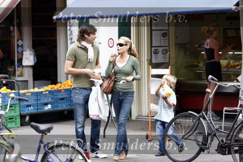 Amsterdam 11 juni 2008
Xander de Buisonje met zijn zoontje Sem v Dijk en vriendin Sophie aan het winkelen bij de albert Cuypstraat.