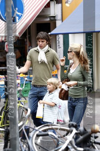 Amsterdam 11 juni 2008
Xander de Buisonje met zijn zoontje Sem v Dijk en vriendin Sophie aan het winkelen bij de albert Cuypstraat.
