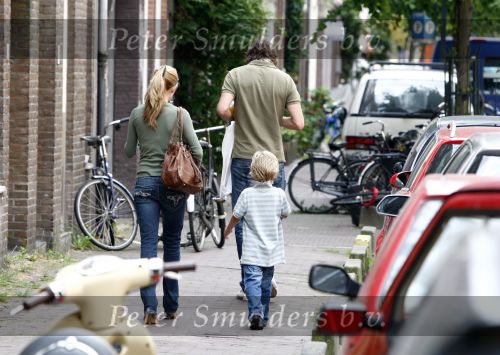 Amsterdam 11 juni 2008
Xander de Buisonje met zijn zoontje Sem v Dijk en vriendin Sophie aan het winkelen bij de albert Cuypstraat.