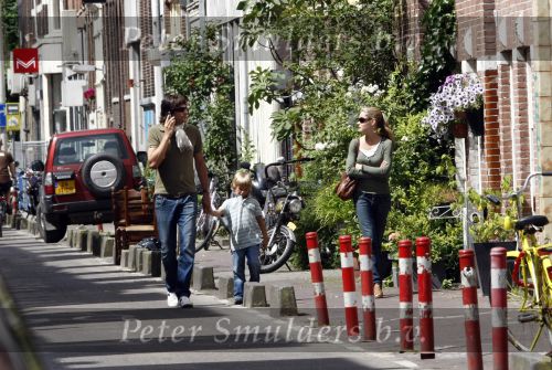 Amsterdam 11 juni 2008
Xander de Buisonje met zijn zoontje Sem v Dijk en vriendin Sophie aan het winkelen bij de albert Cuypstraat.