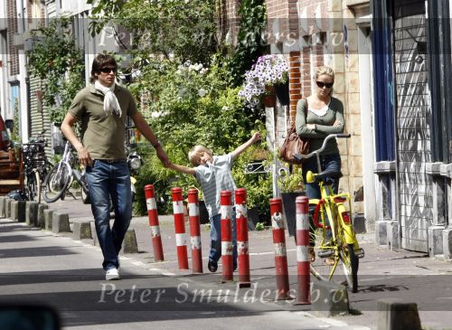 Amsterdam 11 juni 2008
Xander de Buisonje met zijn zoontje Sem v Dijk en vriendin Sophie aan het winkelen bij de albert Cuypstraat.