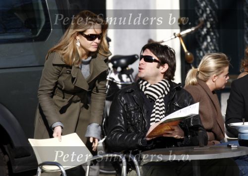 Amstelveen/Amsterdam 15 februari 2008
Xander de Buisonje winkelend kussend en op terras met zijn nieuwe vriendin.
Peter Smulders bv