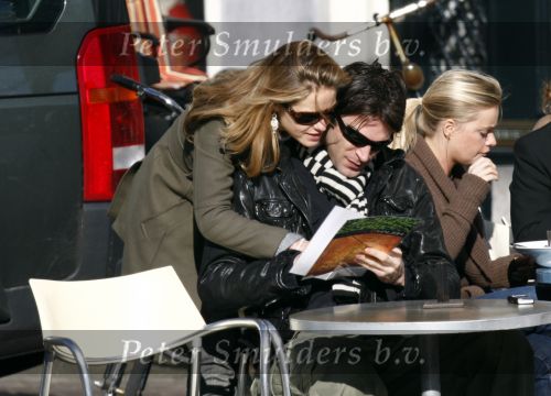 Amstelveen/Amsterdam 15 februari 2008
Xander de Buisonje winkelend kussend en op terras met zijn nieuwe vriendin.
Peter Smulders bv
