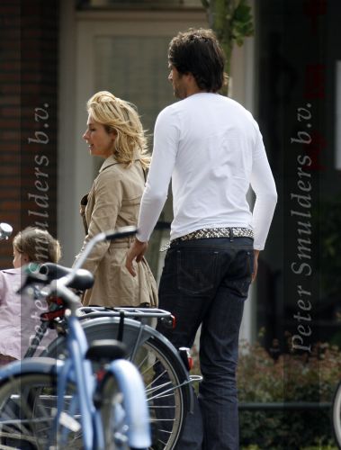 Hilversum 29 juni 2007
Xander de Buisonje Wendy v Dijk zoontje Sem en de moeder van Wendy v Dijk bij Mc Donalds in Hilversum.