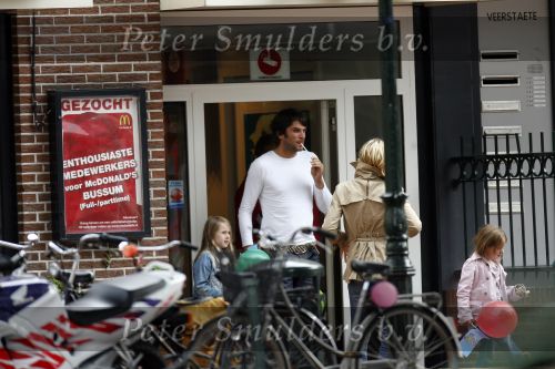 Hilversum 29 juni 2007
Xander de Buisonje Wendy v Dijk zoontje Sem en de moeder van Wendy v Dijk bij Mc Donalds in Hilversum.