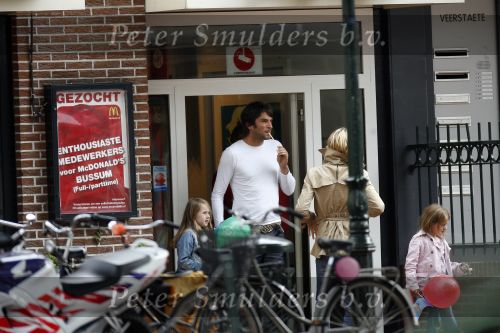 Hilversum 29 juni 2007
Xander de Buisonje Wendy v Dijk zoontje Sem en de moeder van Wendy v Dijk bij Mc Donalds in Hilversum.