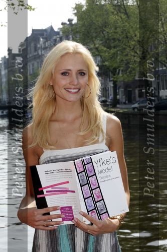 Amsterdam 14 april 2009
Yfke Sturm met haar boek.
Peter Smulders bv
