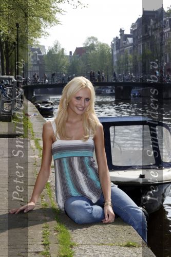 Amsterdam 14 april 2009
Yfke Sturm met haar boek.
Peter Smulders bv