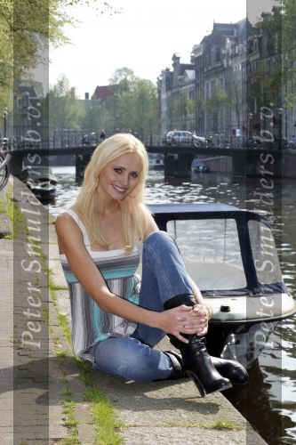 Amsterdam 14 april 2009
Yfke Sturm met haar boek.
Peter Smulders bv