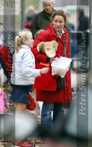 Laren 27 oktober 2007
De ex vriendin van Prins Willem Alexander Yolande Adriaansens bij de hockeyclub in Laren met haar dochter.