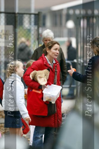Laren 27 oktober 2007
De ex vriendin van Prins Willem Alexander Yolande Adriaansens bij de hockeyclub in Laren met haar dochter.