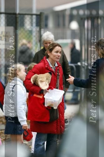 Laren 27 oktober 2007
De ex vriendin van Prins Willem Alexander Yolande Adriaansens bij de hockeyclub in Laren met haar dochter.