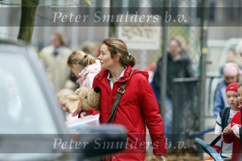 Laren 27 oktober 2007
De ex vriendin van Prins Willem Alexander Yolande Adriaansens bij de hockeyclub in Laren met haar dochter.
