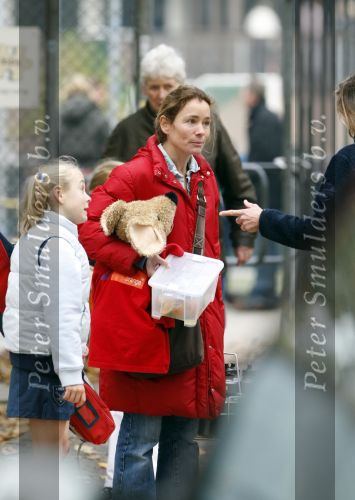 Laren 27 oktober 2007
De ex vriendin van Prins Willem Alexander Yolande Adriaansens bij de hockeyclub in Laren met haar dochter.