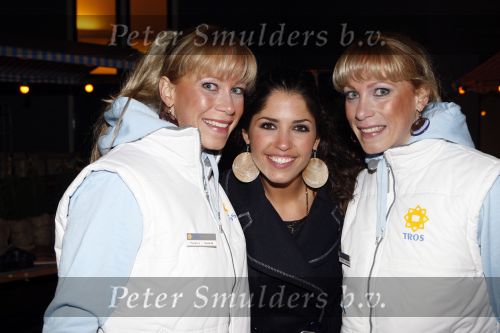 Hilversum 13 december 2007
Jan Smit en Yolanthe Cabau v Kasbergen bij de winter presentatie van de tros. Yolanthe met 2 deelneemsters van Twinzz
