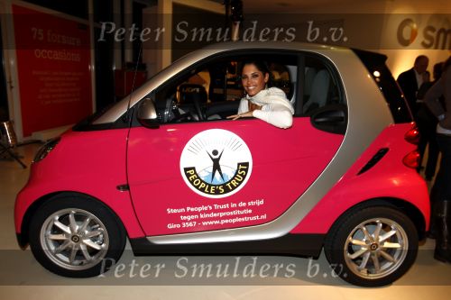 Amsterdam 15 januari 2008
Yolanthe Cabau v Kasbergen krijt smart auto voor haar goede doel.