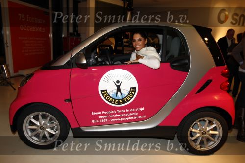 Amsterdam 15 januari 2008
Yolanthe Cabau v Kasbergen krijt smart auto voor haar goede doel.