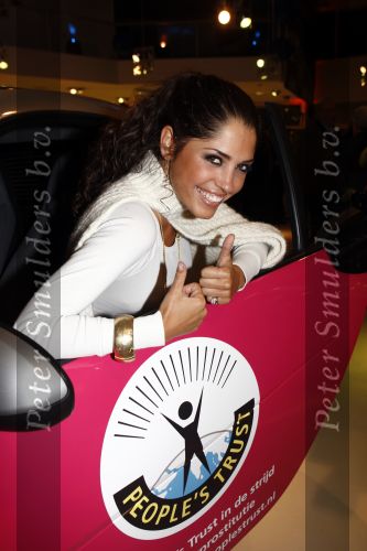 Amsterdam 15 januari 2008
Yolanthe Cabau v Kasbergen krijt smart auto voor haar goede doel.