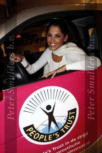 Amsterdam 15 januari 2008
Yolanthe Cabau v Kasbergen krijt smart auto voor haar goede doel.