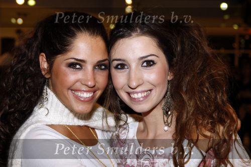 Amsterdam 15 januari 2008
Yolanthe Cabau v Kasbergen krijt smart auto voor haar goede doel. Yolanthe Cabau met zus