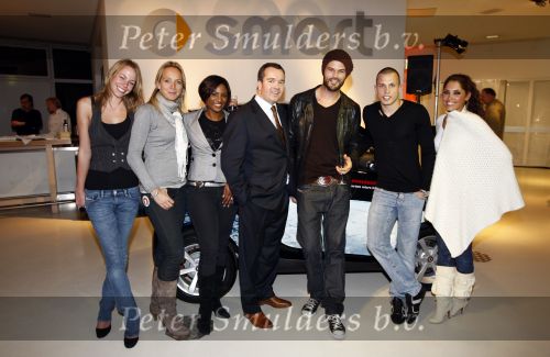 Amsterdam 15 januari 2008
Yolanthe Cabau v Kasbergen Johnny Heitinga Arie Boomsma Edsilia Rombley Floortje Dessing en Nicolette Kluiver krijgen smart voor hun goede doel.